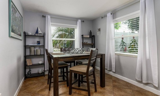 Sun Bay South House | Cozy Well-Equipped Home In The Heart Of South Tampa. Amazing Fenced-in Backyard!