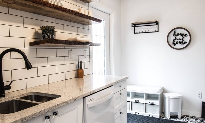 Red Deer House | Cozy whole house 4BD/2BTH.WIFI.Kitchen & kitchenette