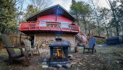 Huberdeau House | Cozy Winter Kabin + Hot Tub & Firepit