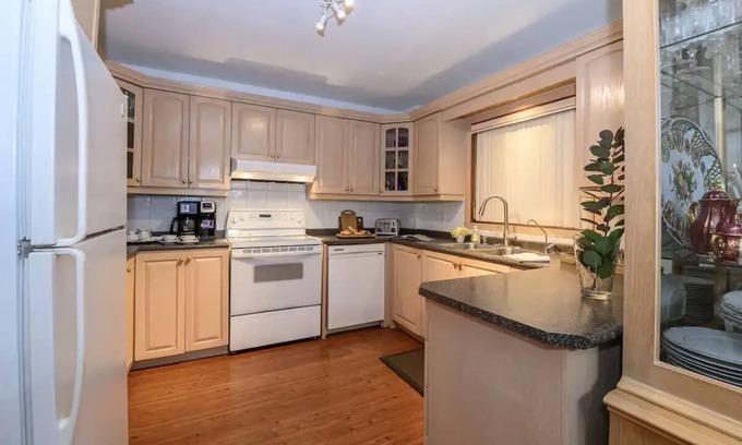 Cartierville House | Cozy with sauna down by the boardwalk