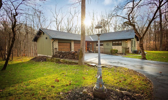 Indianapolis House | Cozy Wooded Lodge - 15 mins to Indy
