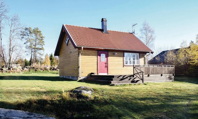 Savsjo House | Cozy wooden cottage located on the owner's farm and by the lake Sjöarydssjön.