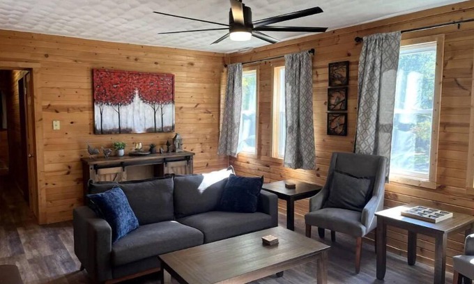 Como House | Cozy Woodland Cabin, pet-friendly and fenced in yard.