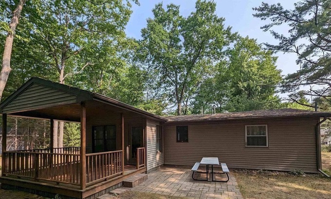 Au Gres Cottage | Cozy Woodside Lake Escape minutes from Lake Huron