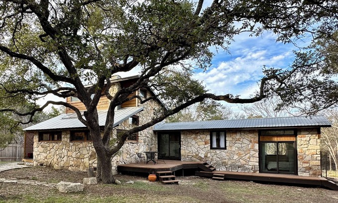 Dripping Springs Cabin | Cozy Woodsy Cabin Wonder, Sleeps 6, 5min DT Dripping Springs