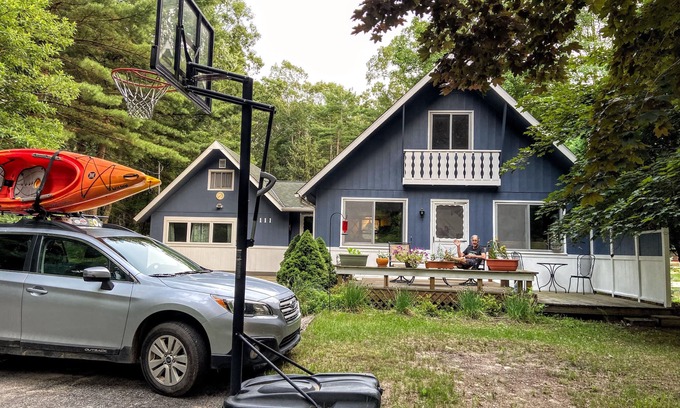 Pentwater Ski Chalet | Cozy Year Around Cottage