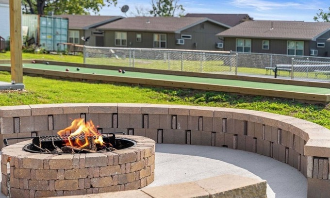 Lampe Cabin | Cozy zero-step cabin by lake. Pvt. Hot tub. Pool. Fire pit. Pickleball. Kayaks