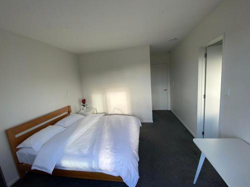 Auckland House | CozyNest4-private entrance and bath