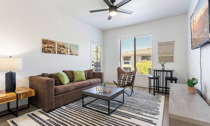 Pinnacle Peak Apartment | CozySuites at Kierland Commons with pool #13