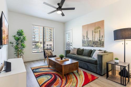Kierland Apartment | CozySuites at Kierland Commons with pool #16
