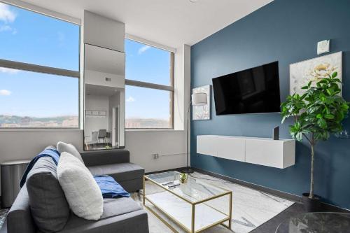 Cultural District Apartment | CozySuites Chic 1BR in Downtown Pitts 11