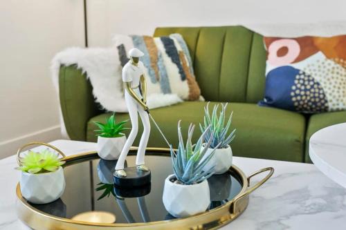 Glendale Sports and Entertainment District Apartment | CozySuites Glendale by the stadium with pool 02