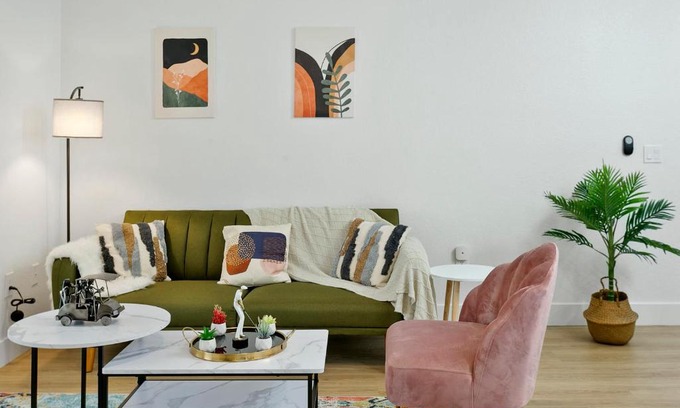 Glendale Sports and Entertainment District Apartment | CozySuites Glendale by the stadium w pool 07