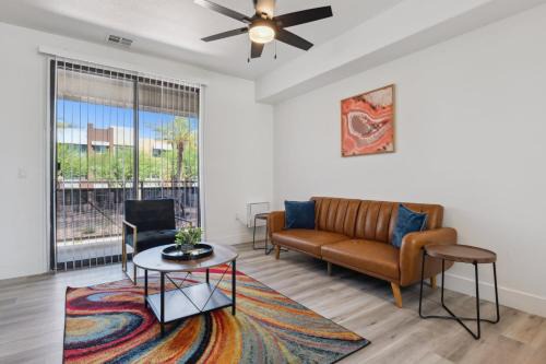 Glendale Sports and Entertainment District Apartment | CozySuites Glendale - Westgate w pool 15