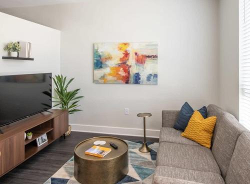Central Business District Apartment | Cozysuites l Prime 1BR in Downtown Cincinnati