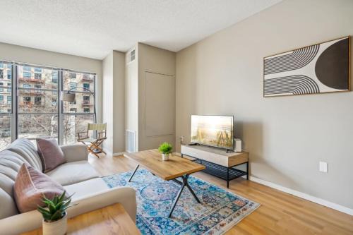 Mill District Apartment | CozySuites Mill District with pool, gym #03