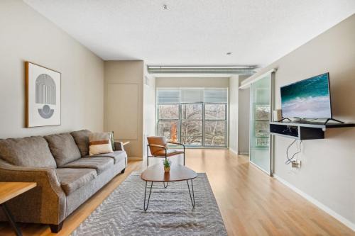 Mill District Apartment | CozySuites Mill District with pool, gym #08