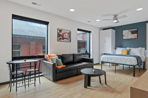 Lockerbie Square Apartment | CozySuites on Mass with garage parking #18