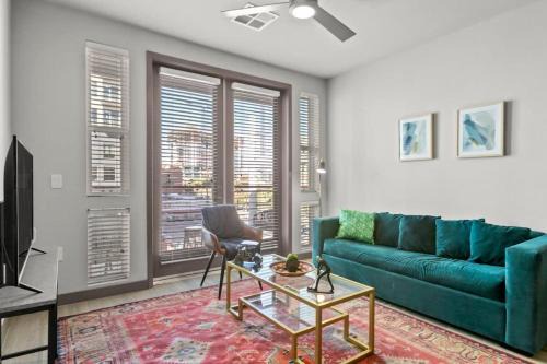 Downtown Phoenix Apartment | Cozysuites PHX RORO Gym Pool Pets Parking #13