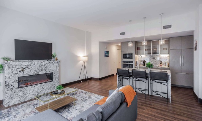 Downtown Cincinnati Apartment | CozySuites Sky Central #22