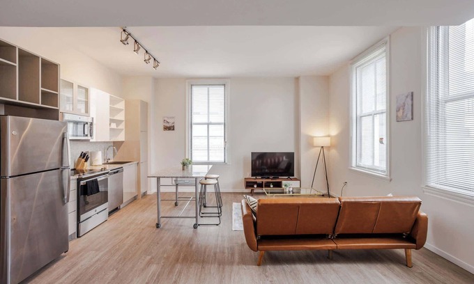 Downtown Cincinnati Apartment | CozySuites Sky Central #18
