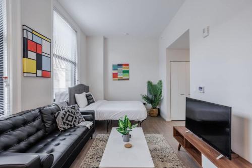 Downtown Cincinnati Apartment | CozySuites Sky Central #15