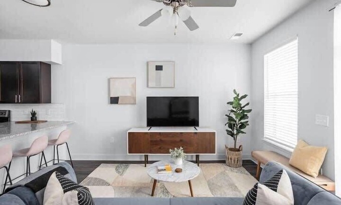 Indianapolis Apartment | CozySuites Stunning 4BR next to Whole Foods