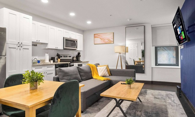 Cultural District Apartment | CozySuites Stunning 1BR in Downtown Pitts #2