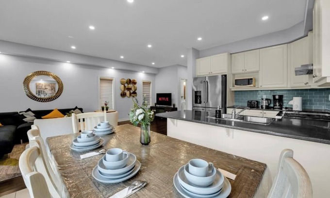 Brampton House | CozyVibe Stays: Spacious Family Friendly 3BR Townhome