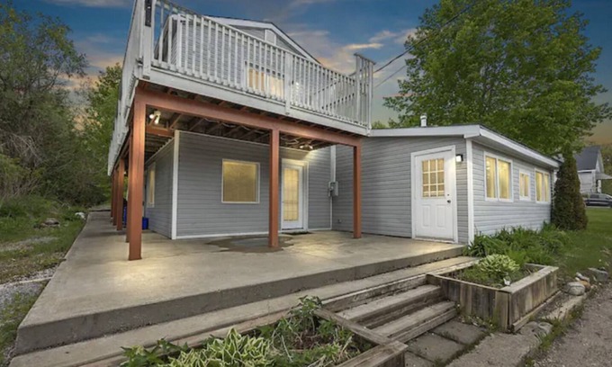 Central Frontenac Cottage | Cozzzy cottage next to public beach