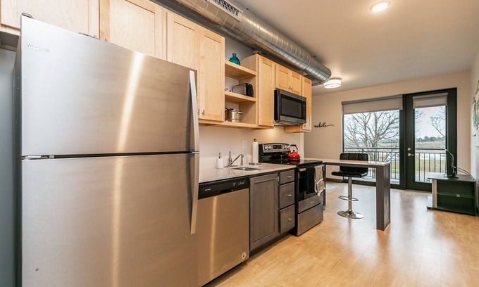 Cedar Rapids - Iowa City Apartment | CR Downtown Modern Apartment