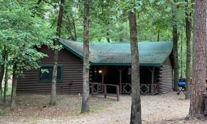Broken Bow Cabin | CRABAPPLE COVE 2 Bedroom, sleeps 8 on Stocked fishing Pond!