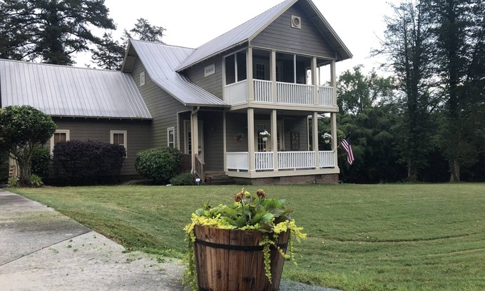 Groveoak House | Craftsman style family gathering home close to Guntersville