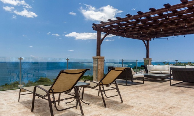Borinquen Villa | ✨Crash Boat Villa by the Sea✨ Complete w/ resort pool, swim up bar, and HOT TUB!