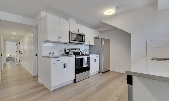 Southeast Edmonton Apartment | Crawford -Trendy 3-BR Suite, Central | Wi-Fi & TV