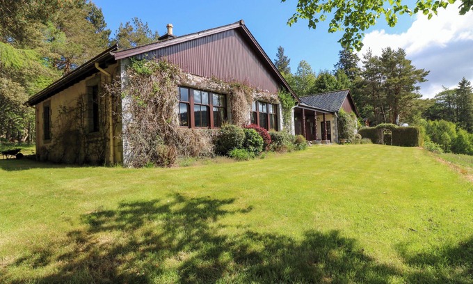 Ballater Cottage | CREAG BHALG, with open fire in Braemar
