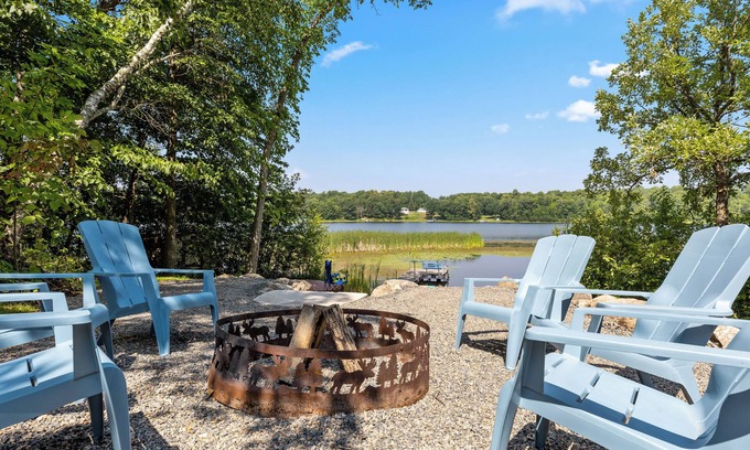 Longville House | Create Lasting Memories: Stay at our Cozy 4-Bedroom Cabin on a Small Lake