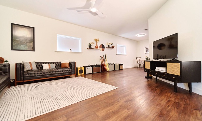 Smithville Apartment | Creative Oasis Near Austin — Full Recording Studio + 2 Indoor Tour Bus Bays