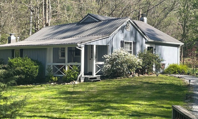Tyro Cabin | Creek Front Property! Spicewood Cabin Near Wintergreen and Crabtree Falls