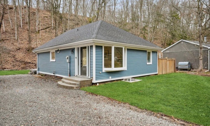 Burlington Cottage | Creek Side Cottage