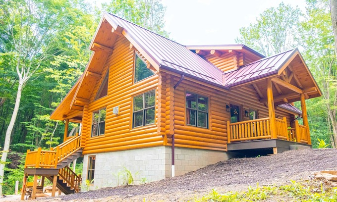 Sugarcreek Cabin | Creek Song Cabin 3 bedroom, sleeps 6, hot tub