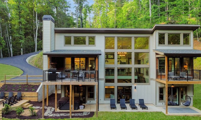 Ellijay Cabin | CREEK VIEWS! 5BR Mountain Modern Luxury on the water! Must See!