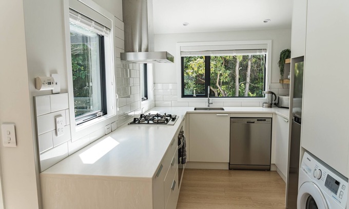 Wanaka Apartment | Creekside Apartment Central Wanaka, short walk to lake & town. Newly renovated
