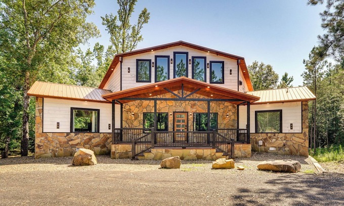 Pickens Cabin | Creekside Broken Bow Retreat w/Hot Tub + Games