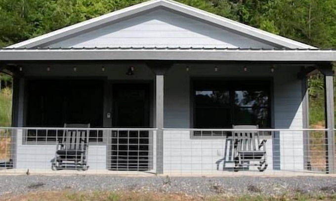 Ridgeline Vistas House | Creekside Cabin Near Blue Ridge | Fire Pit +Nature