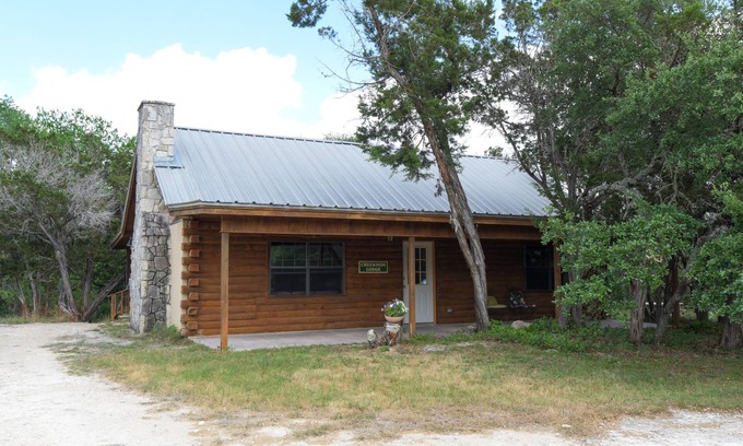 Vanderpool Cabin | Creekside Cabin near Lost Maples State Park