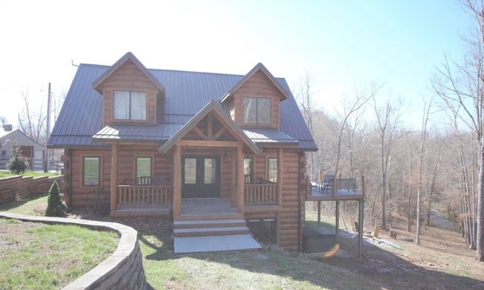 Leitchfield Cabin | Creekside Cabin with hot tub