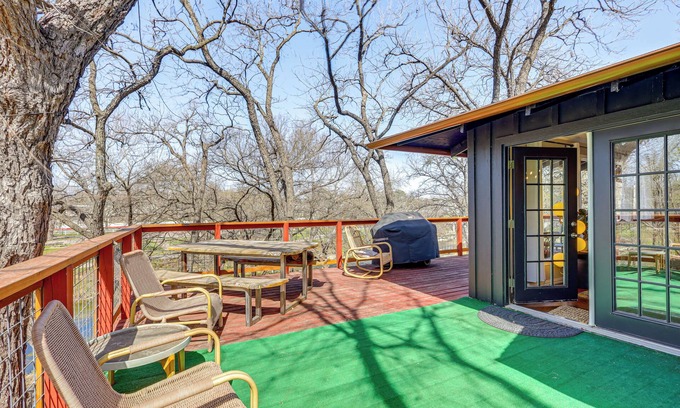 Belton House | Creekside Cottage w/Deck & Hot Tub in Belton