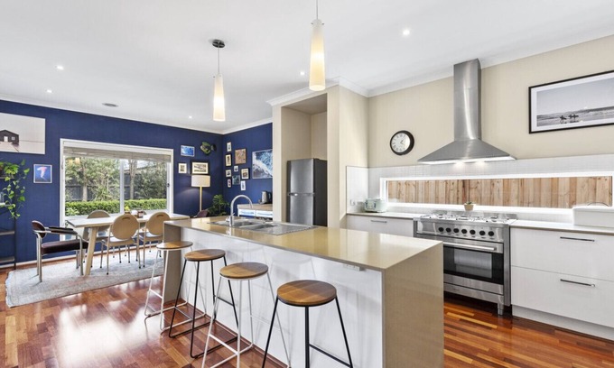 Curlewis House | Creekside Curlewis- Family holiday house for 12. Wineries, Beaches, Parks