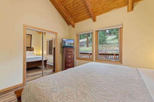 Fall River Estates Apartment | Creekside Suites 11 by Estes Park Condos